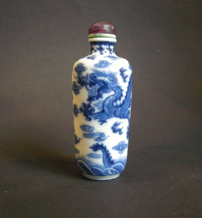 Porcelain snuff bottle "blue and white" decorated with dragons in the cloud